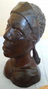 Escultura.  Busto de madera tallada artesanalmente. Origen cubano.