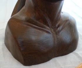 Escultura. Busto de madera tallada artesanalmente. Origen cubano.