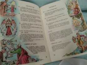 Medalla de La Virgen antigua. Año 1912 junto a libro de oraciones del año 1953