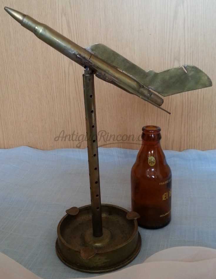 Cenicero con forma de avión. En bronce. Cenicero con forma de avión. En bronce.