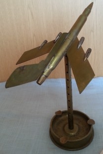 Cenicero con forma de avión. En bronce.