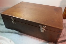 Voltímetro antiguo. Años 50. Caja de madera. Emblemático. Origen español.