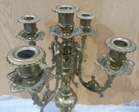 Candelabro antiguo. En bronce. Años 70. Grande para 5 velas.