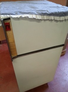 Nevera marca ALFAMATIC. Años 60. Funcionando. Ideal para atrezzo o decoración.