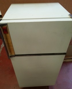 Nevera marca ALFAMATIC. Años 60. Funcionando. Ideal para atrezzo o decoración.