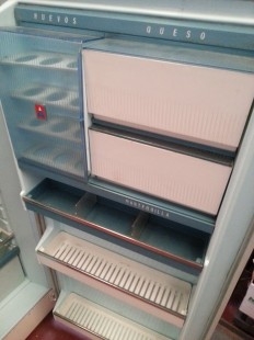 Nevera marca ALFAMATIC. Años 60. Funcionando. Ideal para atrezzo o decoración.