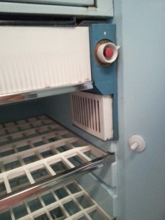 Nevera marca ALFAMATIC. Años 60. Funcionando. Ideal para atrezzo o decoración.