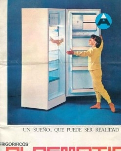 Nevera marca ALFAMATIC. Años 60. Funcionando. Ideal para atrezzo o decoración.