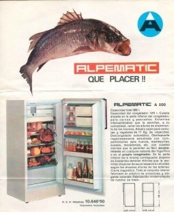 Nevera marca ALFAMATIC. Años 60. Funcionando. Ideal para atrezzo o decoración.