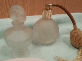 Perfumero y conjunto de tocador en vidrio. Vintage. Años 90