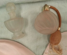 Perfumero y conjunto de tocador en vidrio. Vintage. Años 90