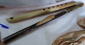 Flauta y Rascador. Instrumentos musicales en madera. Origen Colombiano.