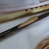 Flauta y Rascador. Instrumentos musicales en madera. Origen Colombiano.