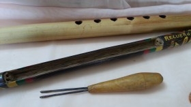 Flauta y Rascador. Instrumentos musicales en madera. Origen Colombiano.