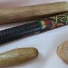 Flauta y Rascador. Instrumentos musicales en madera. Origen Colombiano.