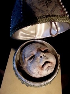 Bebé humano. Cabeza réplica decapitada en huevo ornamental. Obra exclusiva.