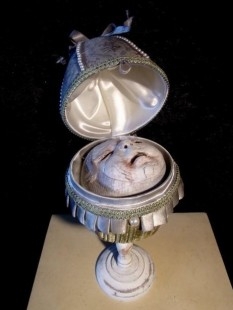 Bebé humano. Cabeza réplica decapitada en huevo ornamental. Obra exclusiva.