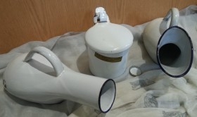 Bacinillas pareja y jarra. Utensilios esmaltados de uso hospitalario. Años 50.