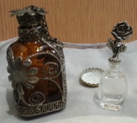 Frascos antiguos de perfumes. Pareja. Maravillosos. Impresionante decoración.