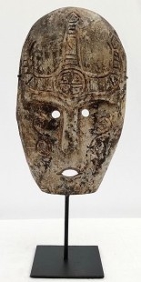 Máscara de madera. Origen africano. Años 60. Con soporte incluido.