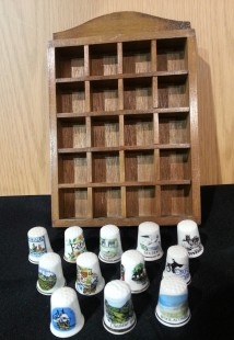 Dedales de colección. 12 unidades. Incluye su expositor en madera para 20 dedales.