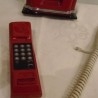 Teléfono con forma de surtidor antiguo. Réplica de los años 90