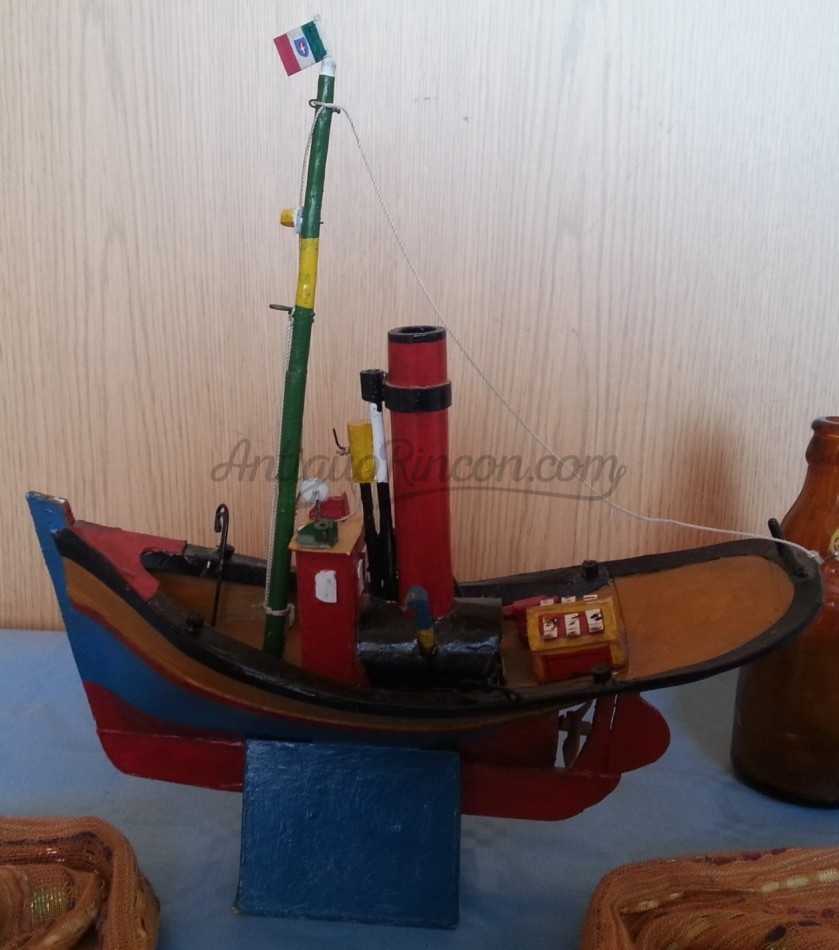 Barco pesquero. Maqueta en madera. Artesanal. Años 70