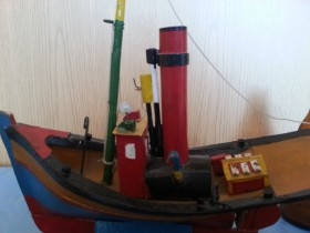 Barco pesquero. Maqueta en madera. Artesanal. Años 70