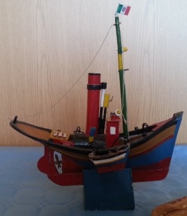 Barco pesquero. Maqueta en madera. Artesanal. Años 70