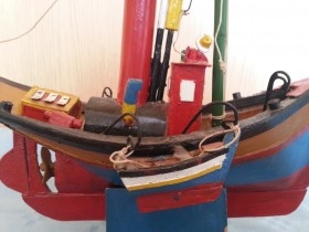 Barco pesquero. Maqueta en madera. Artesanal. Años 70