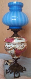 Lámpara de mesa en porcelana y tulipa de cristal. Años 70