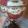 Lámpara de mesa en porcelana y tulipa de cristal. Años 70