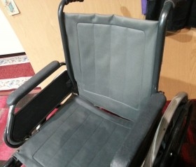 Silla de ruedas años 90. Muy usada pero útil todavía.