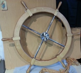 Timón de barco. Enorme diámetro. En madera y aluminio.