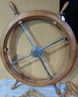 Timón de barco. Enorme diámetro. En madera y aluminio.