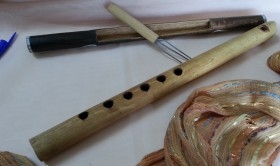 Flauta y Rascador. Instrumentos musicales en madera. Origen Colombiano.