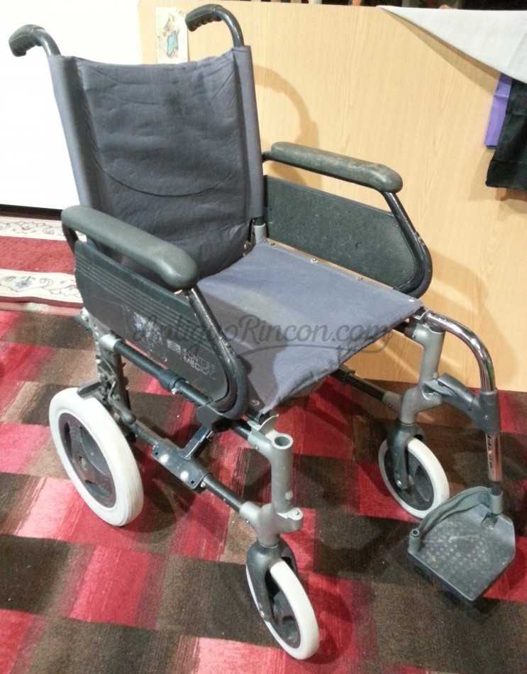 Silla de ruedas años 90. Muy usada pero útil todavía.