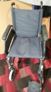 Silla de ruedas años 90. Muy usada pero útil todavía.