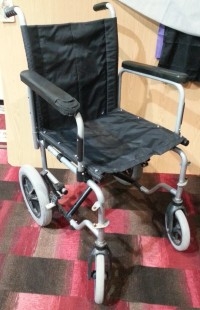 Silla de ruedas años 90. Muy usada pero útil todavía.