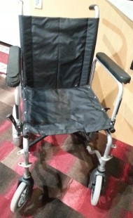 Silla de ruedas años 90. Muy usada pero útil todavía.