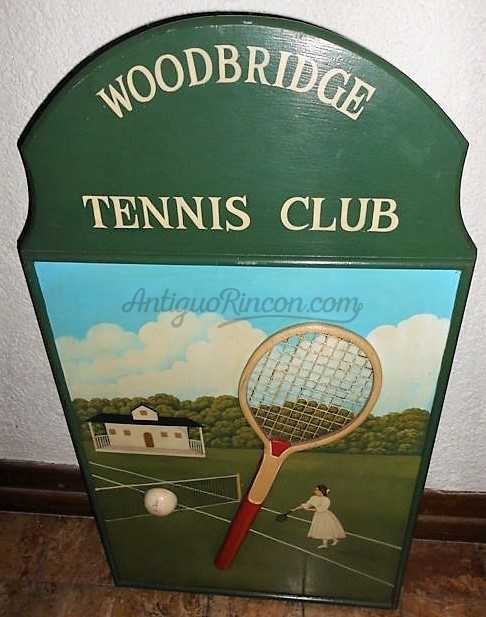 Estantería vintage de los años 70. Dedicada al deporte del tenis´. Estantería vintage de los años 70. Dedicada al deporte del tenis´.