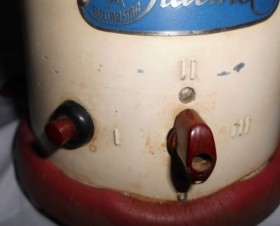 Batidora eléctrica años 50. Precioso y completo electrodoméstico de la época. Útil todavía.