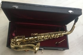 Saxofón alto. Marca COUESNON. Años 90. Con maleta original.