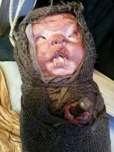 Vampiro recién nacido con estaca clavada. Obra original.