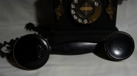 Teléfono antiguo. Origen belga. Años 50-60. Fabricado en hierro fundido. Muy curioso.