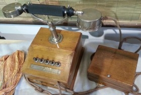Teléfono antiguo de escritorio. Origen alemán. Años 20-30. Estructura de madera.