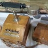 Teléfono antiguo de escritorio. Origen alemán. Años 20-30. Estructura de madera.