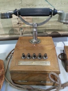 Teléfono antiguo de escritorio. Origen alemán. Años 20-30. Estructura de madera.