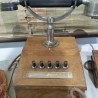 Teléfono antiguo de escritorio. Origen alemán. Años 20-30. Estructura de madera.