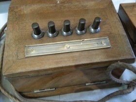 Teléfono antiguo de escritorio. Origen alemán. Años 20-30. Estructura de madera.
